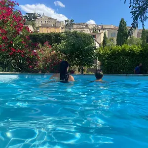 https://la-roseraie-bonnieux.fr-provencehotel.com